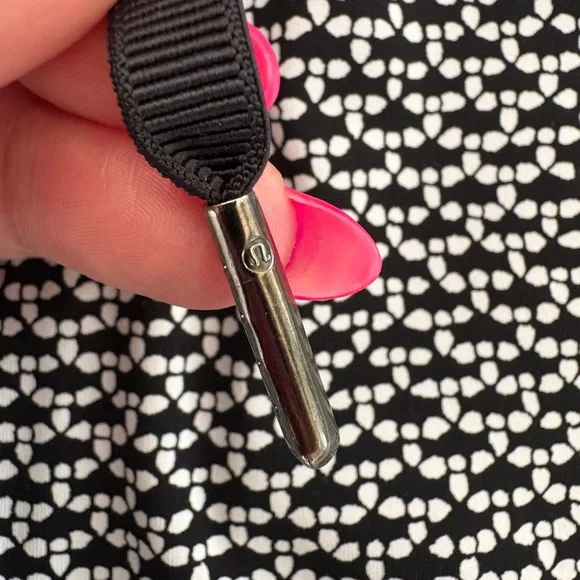 Lululemon on the fly short—2.5 inch - Picture 2 of 7